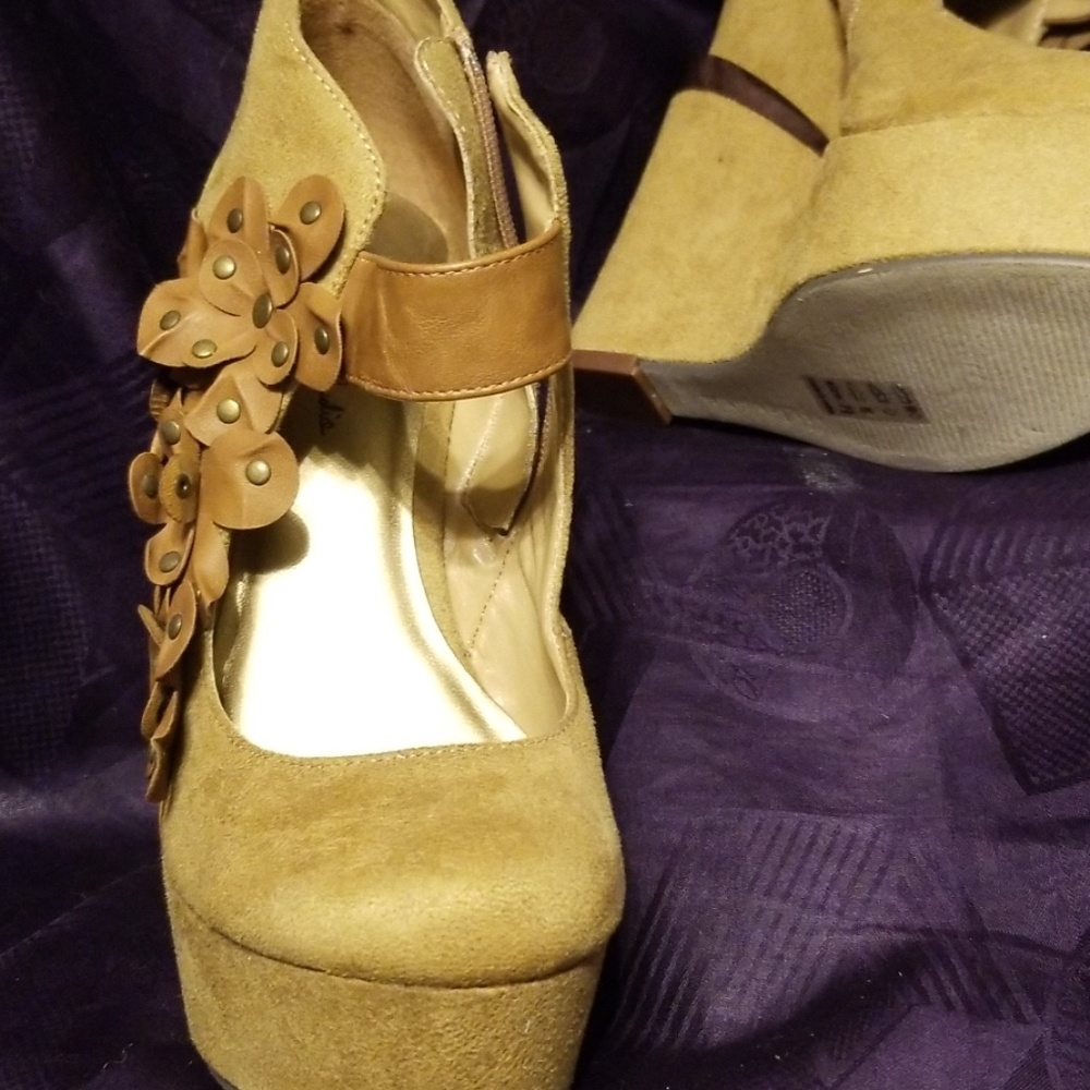 Shoes: Platform - Picture 3 of 4